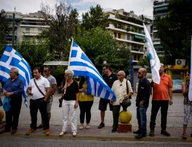 Δεκάδες οπαδοί του Α. Σώρρα συγκεντρώθηκαν έξω από τα δικαστήρια για να τον αποθεώσουν (φωτο)